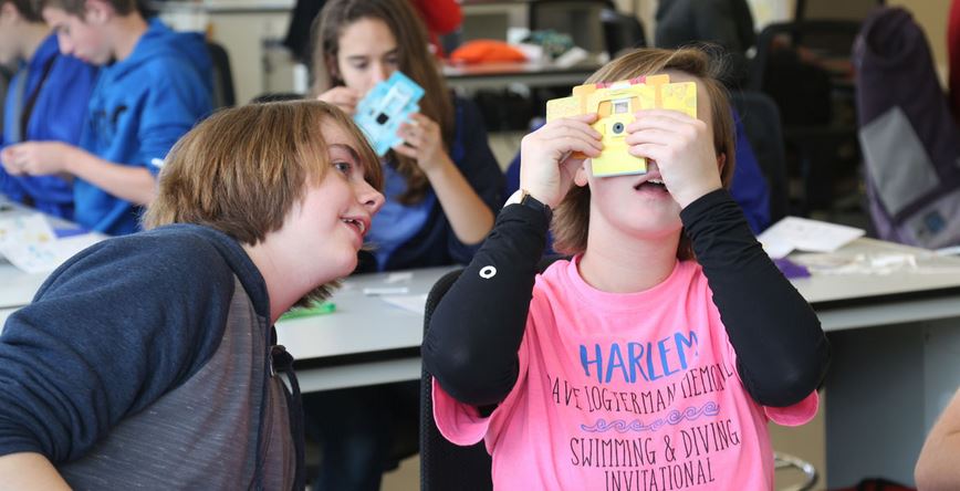 Kids looking through experiment